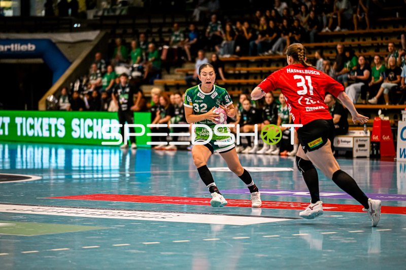 Haruno Sasaki (#32; Frisch auf Göppingen) im Angriff gegen Victoria Hasselbusch (#31; BSV Sachsen Zwickau)