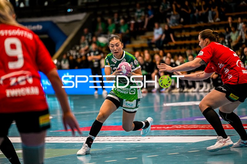 Haruno Sasaki (#32; Frisch auf Göppingen) im Angriff gegen BSV Sachsen Zwickau
