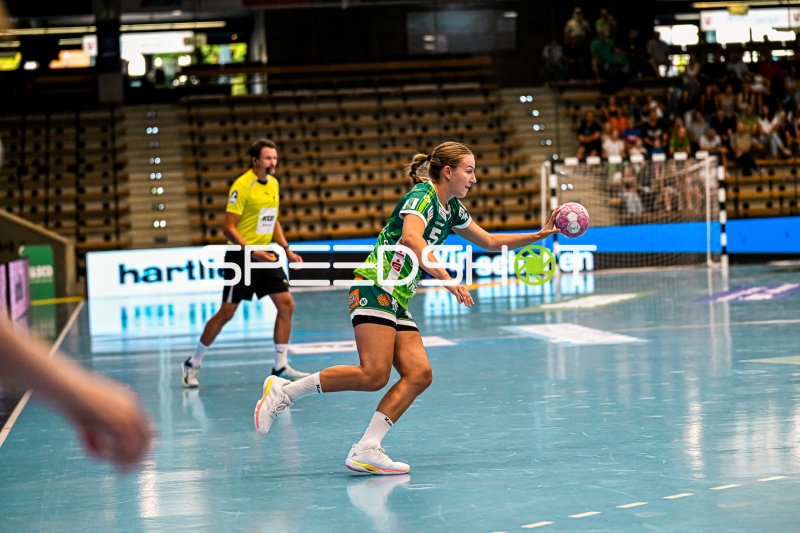 Ann Kynast (#5; Frisch auf Göppingen) im Angriffslauf mit Ball