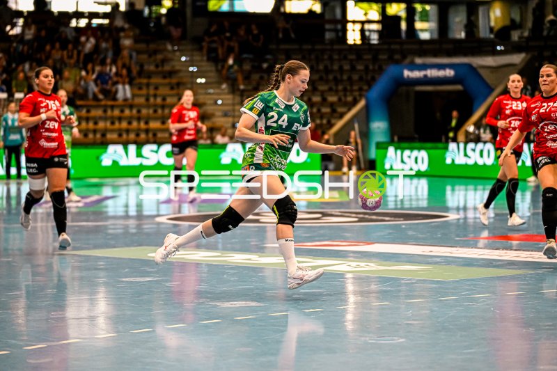 Luisa Scherer (#24; Frisch auf Göppingen) im Angriffslauf