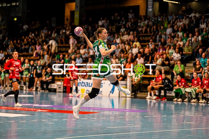 Luisa Scherer (#24; Frisch auf Göppingen) beim Sprungwurf