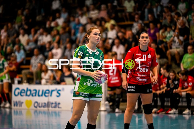Aylin Bornhardt (#13; Frisch auf Göppingen) mit Ball, Lilly Jansen (#11; BSV Sachsen Zwickau) im Hintergrund