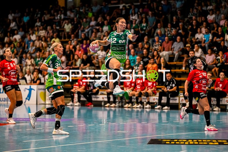 Haruno Sasaki (#32; Frisch auf Göppingen) beim Sprungwurf