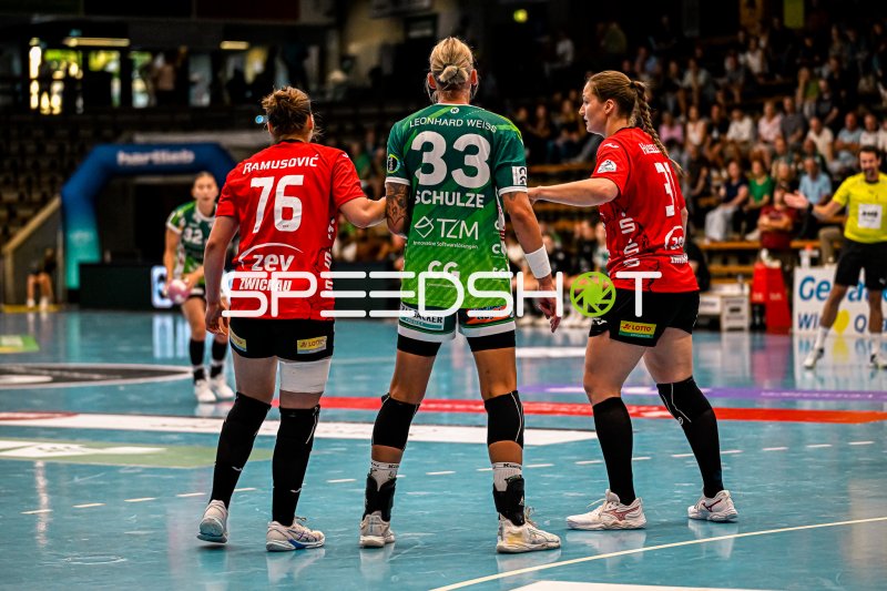Luisa Schulze (#33; Frisch auf Göppingen) im Zweikampf gegen BSV Sachsen Zwickau