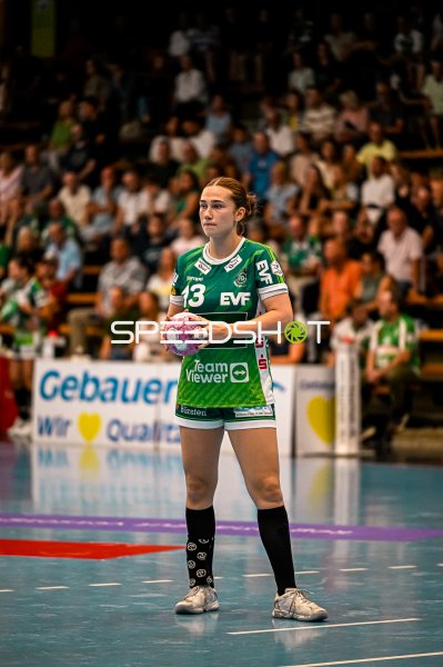 Aylin Bornhardt (#13; Frisch auf Göppingen) mit Ball in der EWS Arena