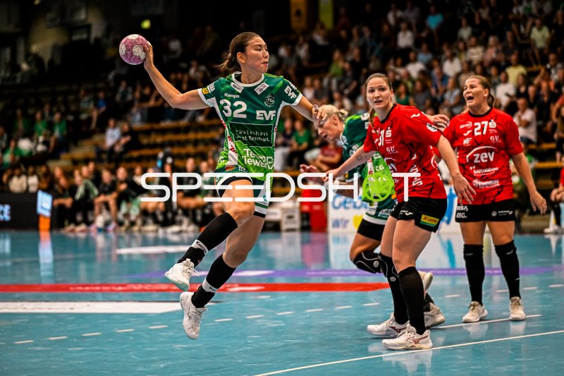 Haruno Sasaki (#32; Frisch auf Göppingen) beim Sprungwurf gegen BSV Sachsen Zwickau