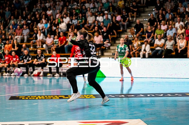 Haruno Sasaki (#32; Frisch auf Göppingen) beim Torwurf in der EWS Arena
