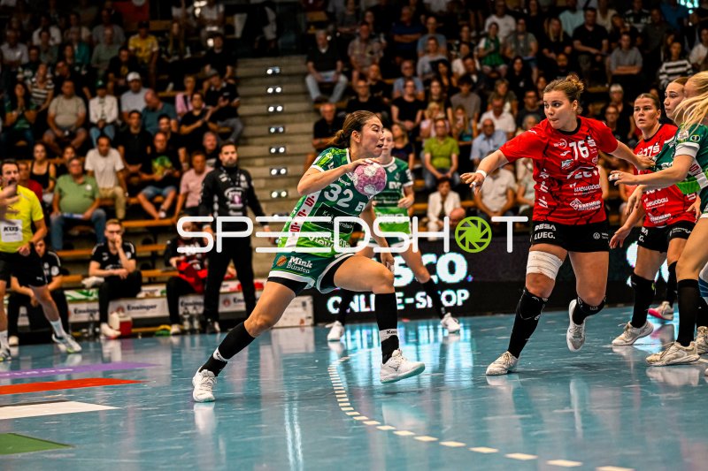 Haruno Sasaki (#32; Frisch auf Göppingen) im Angriff gegen BSV Sachsen Zwickau