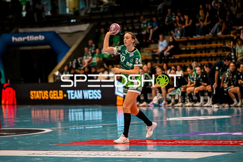 Matilda Ehlert (#10; Frisch auf Göppingen) beim Wurfansatz