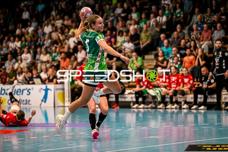 Ann Kynast (#5; Frisch auf Göppingen) beim Sprungwurf in der EWS Arena