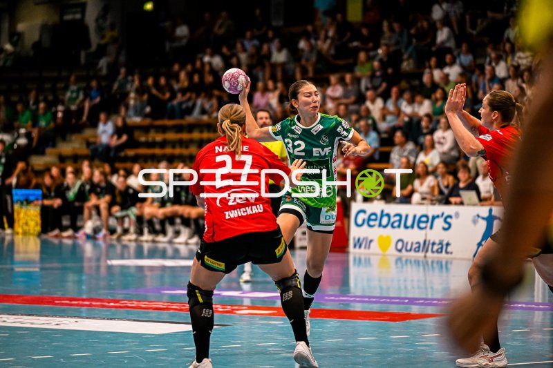 Haruno Sasaki (#32; Frisch auf Göppingen) im Wurf gegen BSV Sachsen Zwickau
