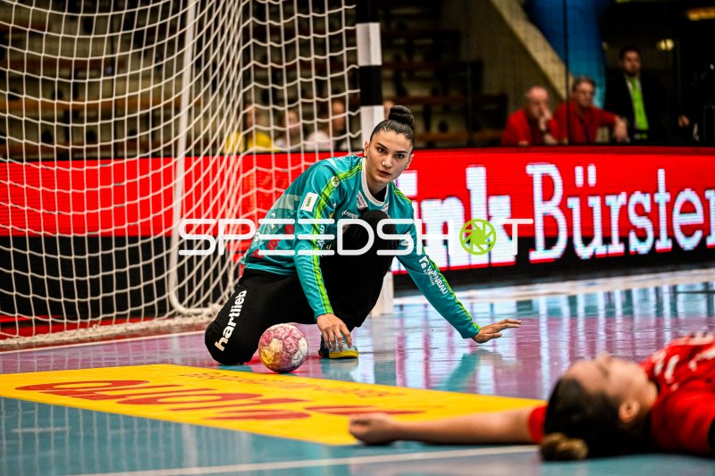 Celina Meißner (#61; Frisch auf Göppingen) sichert den Ball im Tor