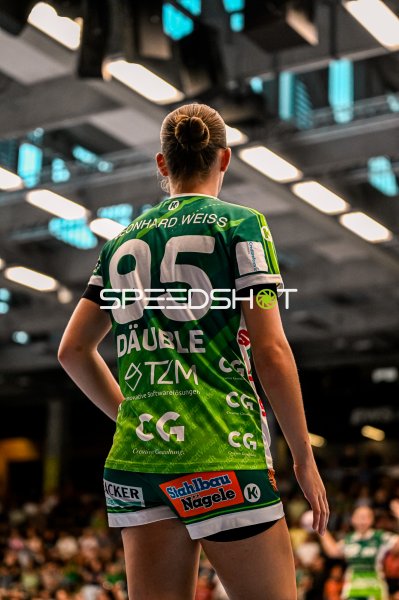 Lara Däuble (#95; Frisch auf Göppingen) von hinten in der EWS Arena