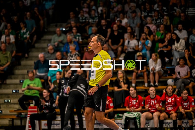 Schiedsrichter pfeift beim Spiel in der EWS Arena Göppingen