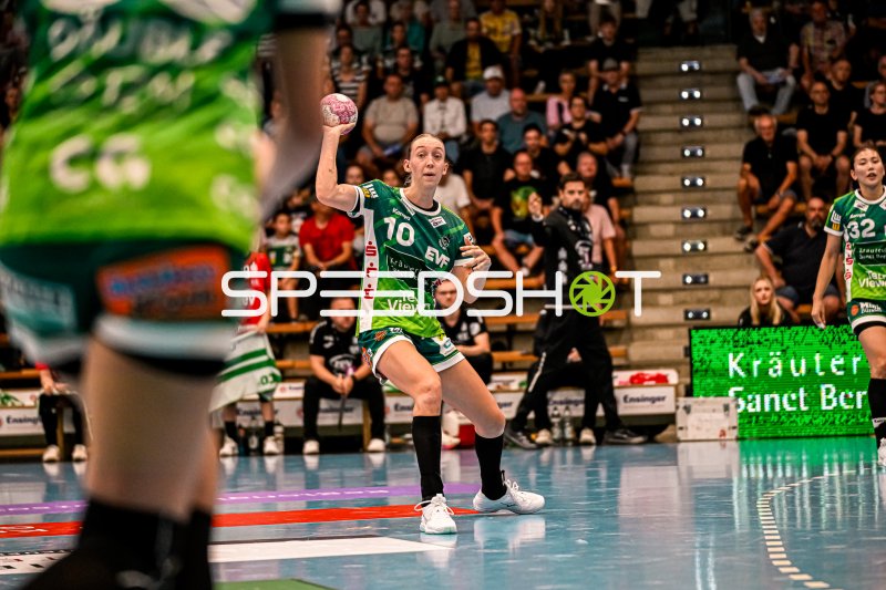 Matilda Ehlert (#10; Frisch auf Göppingen) beim Wurfansatz in der EWS Arena