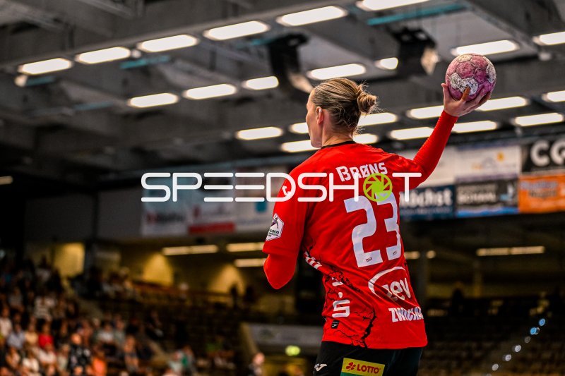 Silje Brons Petersen (#23; BSV Sachsen Zwickau) beim Wurfansatz in Göppingen