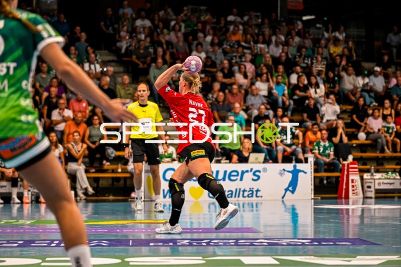 Sophia Marie Mohr (#27; BSV Sachsen Zwickau) beim Wurf in der EWS Arena