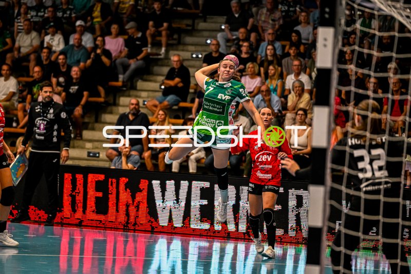 Frisch auf Göppingen-Spielerin beim Sprungwurf in der EWS Arena