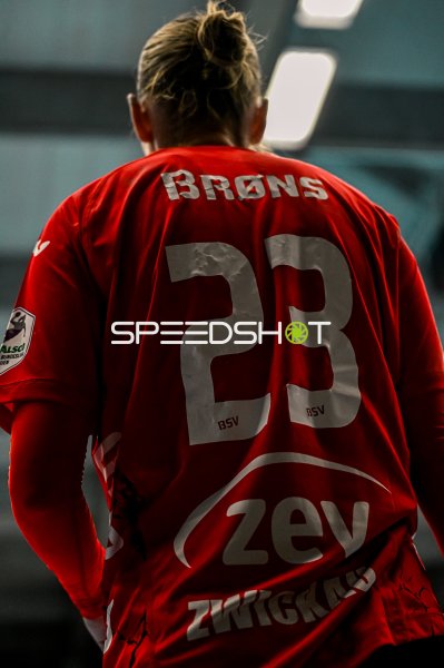 Silje Brons Petersen (#23; BSV Sachsen Zwickau) von hinten in der EWS Arena