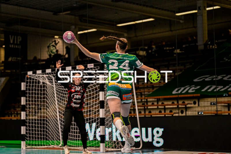 Luisa Scherer (#24; Frisch auf Göppingen) beim Sprungwurf aufs Tor