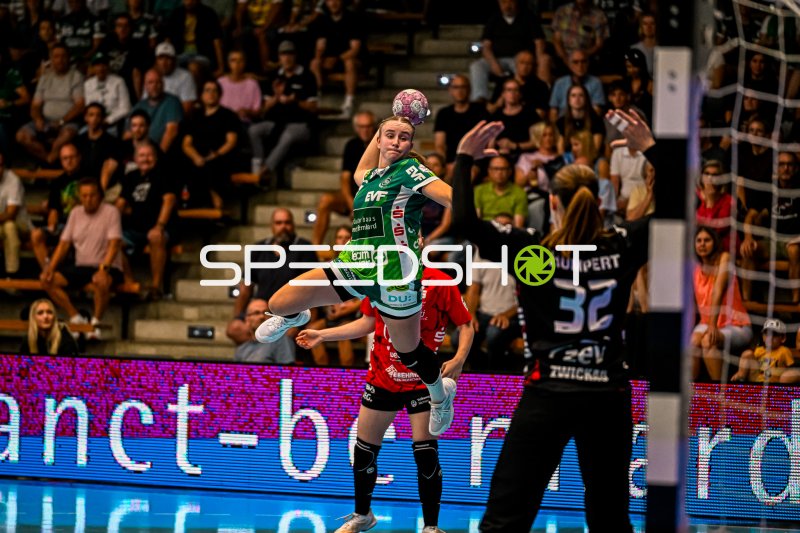 Frisch auf Göppingen-Spielerin beim Sprungwurf gegen Alexandra Humpert (#32; BSV Sachsen Zwickau)