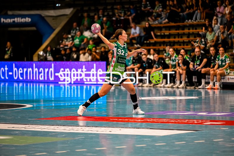 Haruno Sasaki (#32; Frisch auf Göppingen) beim Wurfansatz