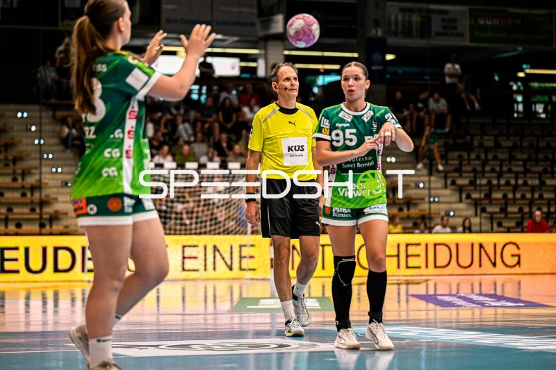 Lara Däuble (#95; Frisch auf Göppingen) bei Spielunterbrechung in der EWS Arena