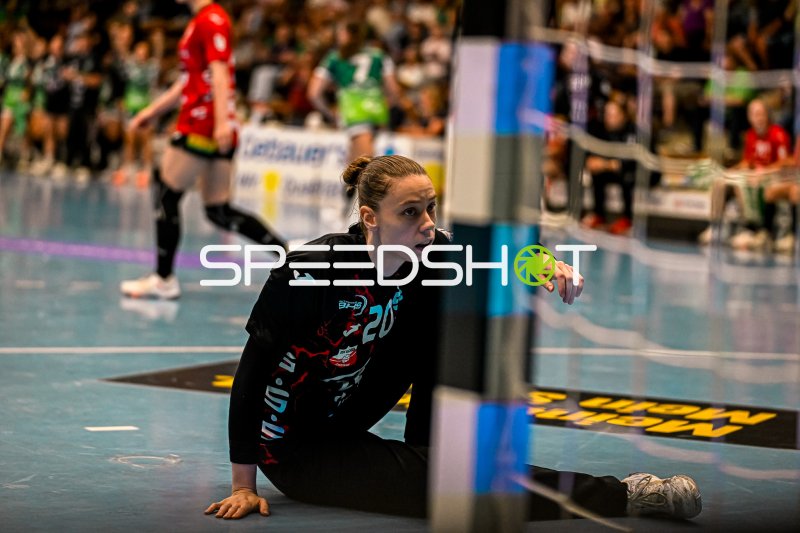 Alexandra Humpert (#31; BSV Sachsen Zwickau) am Boden nach Parade