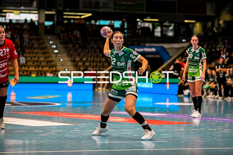 Sina Ehmann (#22; Frisch auf Göppingen) beim Wurfansatz in der EWS Arena