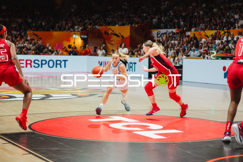 Mariella Santucci (Italy) dribbelt sich durch die US-Abwehr
