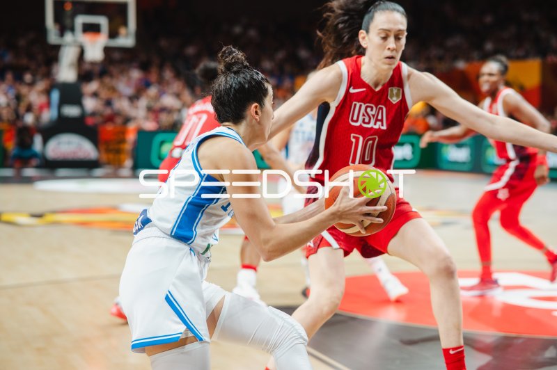 Breanna Stewart (#10; USA) im Zweikampf gegen Italy