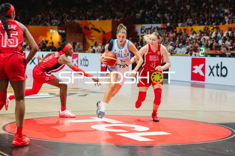 Martina Fassina (#19; Italy) dribbelt durch die US-Abwehr in der Uber Arena