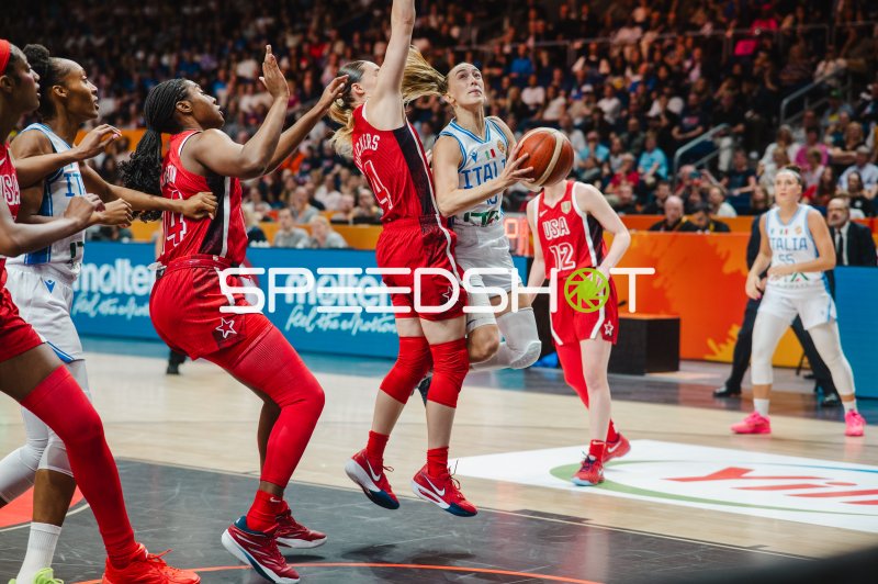 Martina Fassina (#19; Italy) mit Korbleger gegen USA-Defense