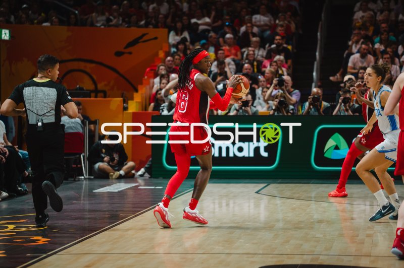Rhyne Howard (#6; USA) mit Ball im Angriff gegen Italy