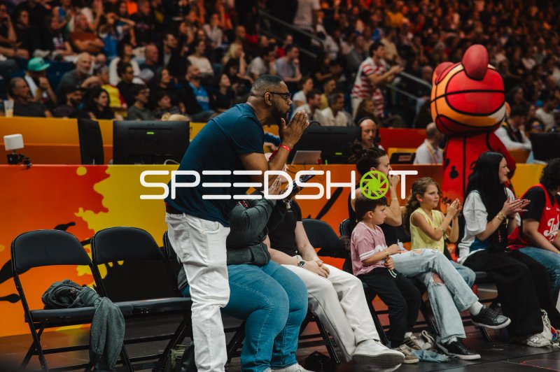 Fans und Maskottchen bei Basketball-Spiel in der Uber Arena Berlin