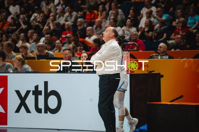 Trainer und Spielerin Italiens beobachten das Spielgeschehen an der Seitenlinie