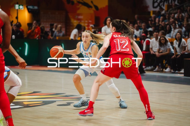 Mariella Santucci (Italy) im Eins-gegen-eins gegen Caitlin Clark (#12; USA)