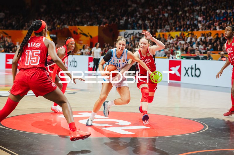 Martina Fassina (#19; Italy) treibt den Ball durch die US-Abwehr