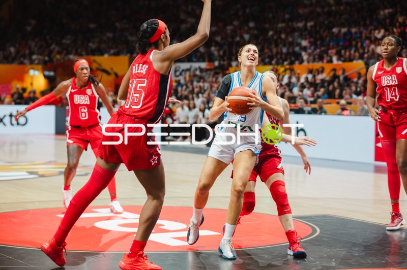 Martina Fassina (#19; Italy) im Zweikampf gegen Angel Reese (#15; USA)