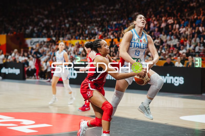 Martina Fassina (#13; Italy) im Zweikampf gegen USA-Verteidigerin