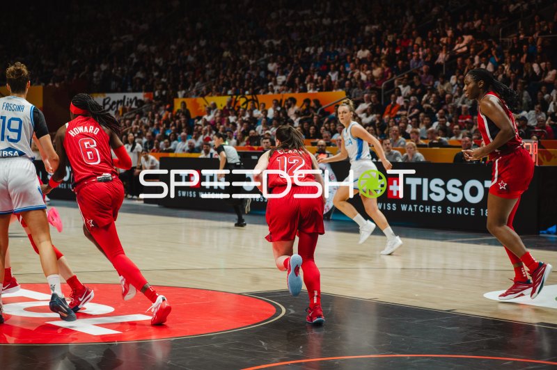 Caitlin Clark (#12; USA) und Rhyne Howard (#6; USA) im Angriff gegen Italy