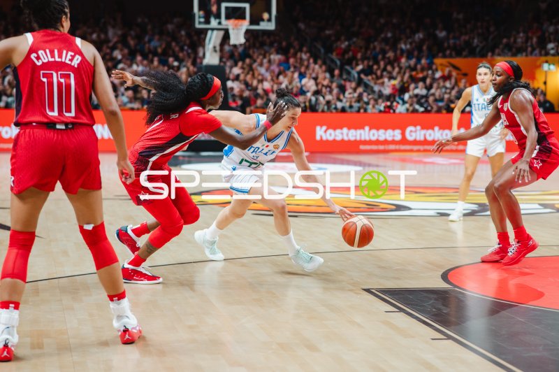 Martina Fassina (#19; Italy) dribbelt sich durch US-Abwehr in der Uber Arena
