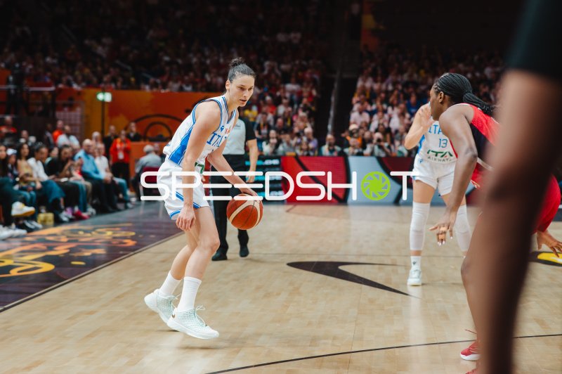 Martina Fassina (#19; Italy) beim Dribbling gegen die USA
