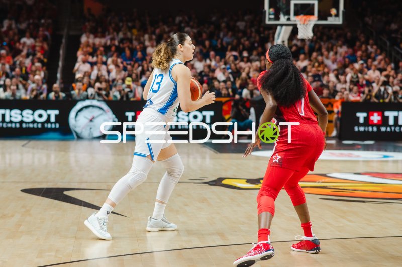 Martina Fassina (#13; Italy) im Zweikampf gegen USA-Verteidigerin