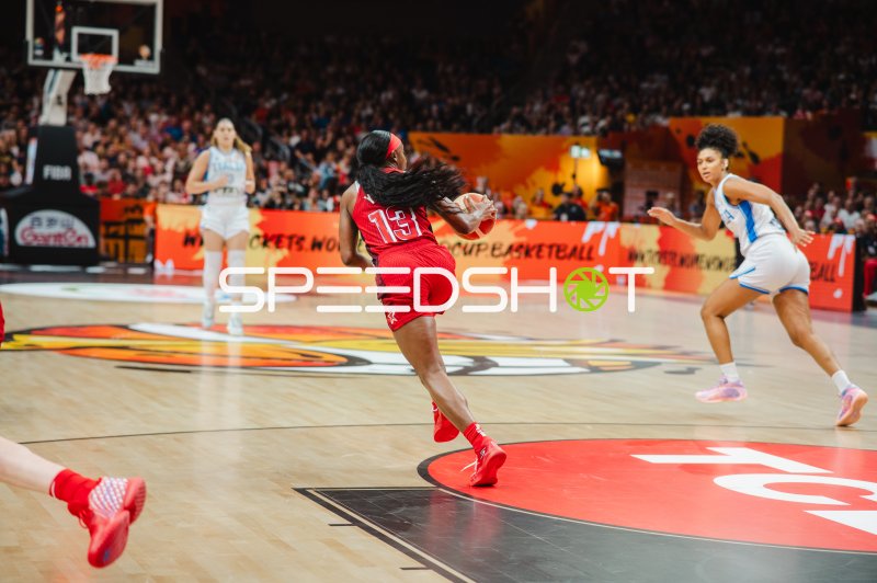 Jackie Young (#13; USA) mit Ball im Angriff gegen Italien