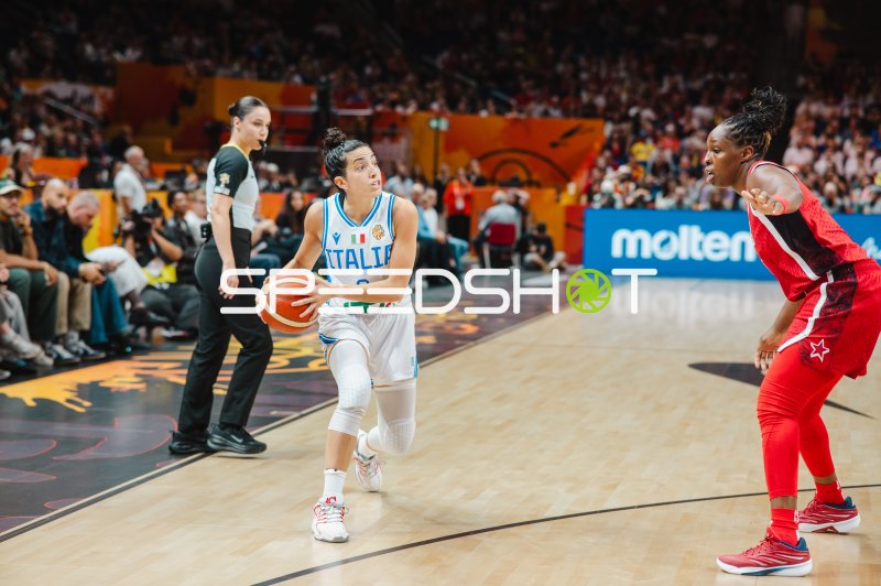 Martina Fassina (#19; Italy) im Angriff gegen USA-Verteidigerin