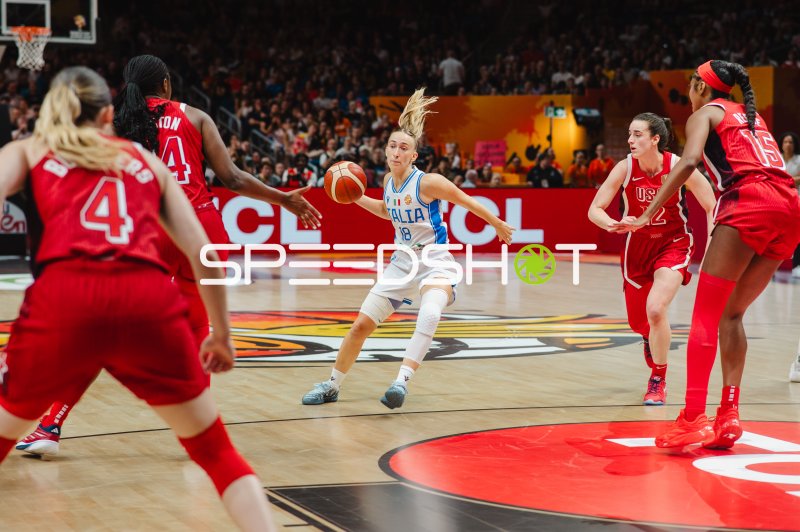 Mariella Santucci (#18; Italy) dribbelt durch die US-Abwehr in der Uber Arena