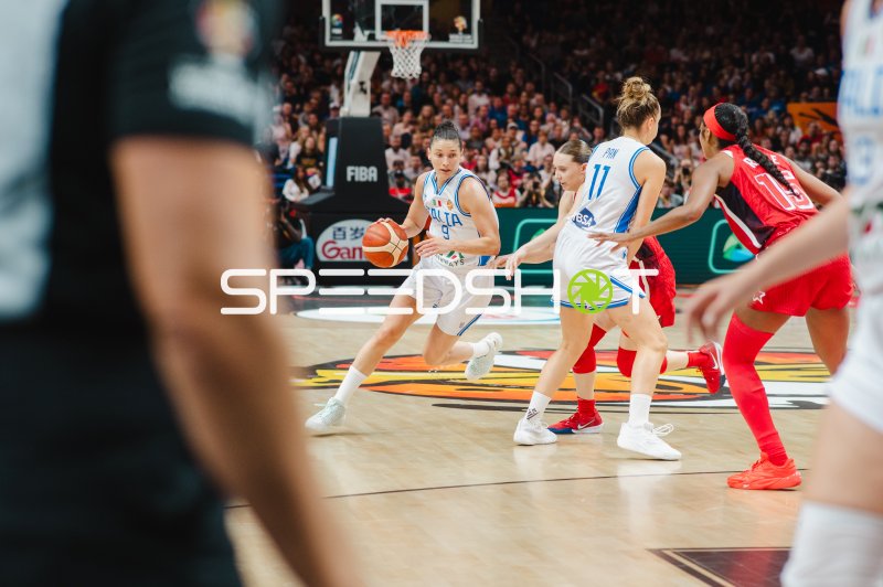 Martina Fassina (#19; Italy) dribbelt durch die US-Abwehr