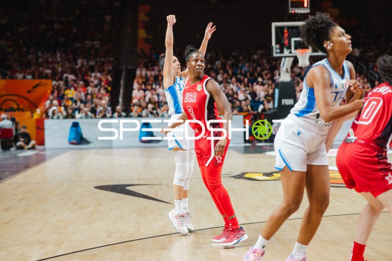 Kahleah Copper (#7; USA) im Zweikampf gegen Martina Fassina (#19; Italy)