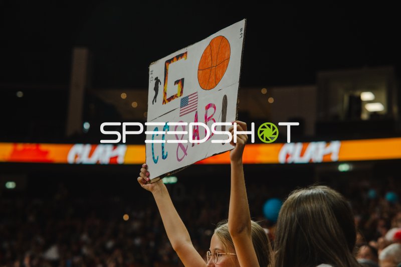 Fan-Schild für Caitlin Clark und Aliyah Boston in der Uber Arena Berlin
